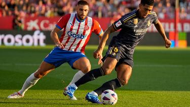 GIRONA, 30/09/2023.- El defensa del Girona David López (i) persigue a Jude Bellingham (d), del Real Madrid, durante el partido de la jornada 8 de Liga de Primera división que disputan el Girona y el Real Madrid, este sábado en el estadio de Montilivi, en Girona. EFE/David Borrat