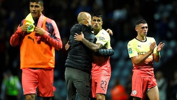 Guardiola abraza a Cancelo, que apunta al Valencia.