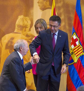 Josep Maria Bartomeu (Presidente FC Barcelona) ayuda a Josep Lluis Nuñez ( expresidente FC Barcelona)