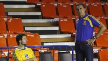 <b>ESPAÑOLES EN MOSCÚ. </b>Raúl López y Sergio Scariolo, seleccionador español, reciben al Caja Laboral.