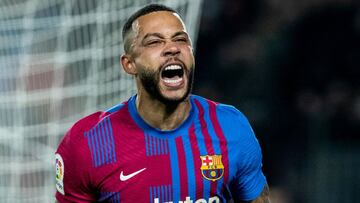 Memphis Depay celebra un gol con el Barça.