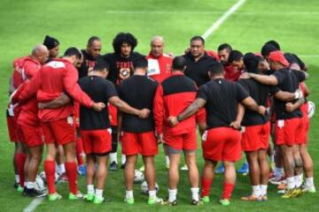 La selección de Tonga durante el entrenamiento previo al partido ante Nueva Zelanda All Black.