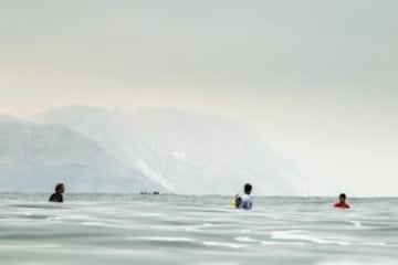 El Mundial de Surf Maui and Sons Arica Pro Tour 2015 , organizado por la Federación internacional de Surf, reune a 60 de los mejores raiders de todo el mundo. Ellos esperan domar la peligrosa ola “El Gringo” que rompe sobre las rocas, lo que la convierte en la competencia mas peligrosa en el circuito mundial.