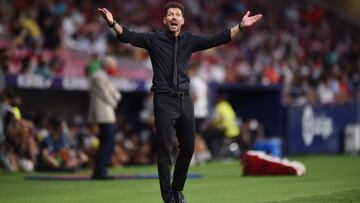 Simeone alza los brazos en el Atl&eacute;tico-Elche, como siempre, al final, si el equipo lo necesita, director de orquesta. 