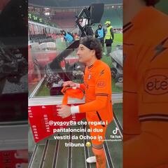 ‘Memo’ Ochoa regaló su short a aficionado que iba disfrazado como él