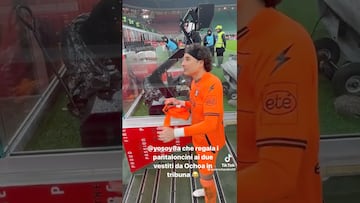 ‘Memo’ Ochoa regaló su short a aficionado que iba disfrazado como él