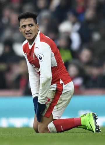 Britain Soccer Football - Arsenal v Hull City - Premier League - Emirates Stadium - 11/2/17 Arsenal's Alexis Sanchez looks dejected Reuters / Dylan Martinez Livepic EDITORIAL USE ONLY. No use with unauthorized audio, video, data, fixture lists, club/league logos or "live" services. Online in-match use limited to 45 images, no video emulation. No use in betting, games or single club/league/player publications. Please contact your account representative for further details.