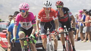 Bauke Mollema, con el maillot del Trek-Segafredo, rueda en la fuga junto a Simon Clarke y Alessandro de Marchi durante la quinta etapa de la Vuelta a Espa&ntilde;a.