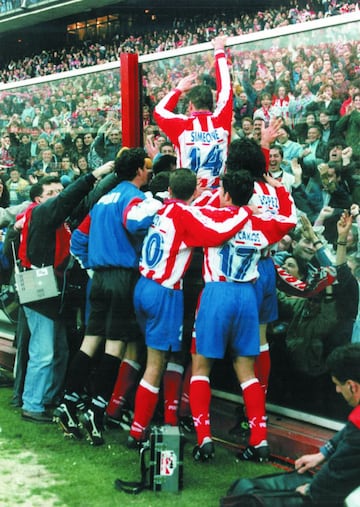 En la temporada 1995-96 se desat¨® la locura en el Calder¨®n. El partido entre el Atl¨¦tico de Madrid y el Albacete acumul¨® multitud de sensaciones que estallaron cuando Simeone, en primera instancia, y Kiko despu¨¦s, anotaron los dos tantos que permit¨ªan a los rojiblancos proclamarse campeones de Liga en la ¨²ltima jornada.