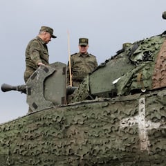 El ministro de defensa ruso, Sergei Shoiku, está inspeccionando un vehículo de lucha de infantería CV -90 sueco, que es abandonado por soldados ucranianos, que se encuentra en su sede principal después de ser atacado por una bomba de mango de tanque con mano
