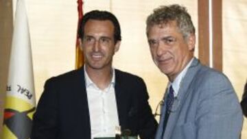 Villar le entregó el lunes a Emery el trofeo ‘Ramón Cobo’ que reconoce al técnico vasco del Sevilla como el mejor entrenador de la temporada, según el criterio de la Federación y del Comité de Entrenadores. Emery es uno de los candidatos en los que ha pensado Villar, pero tiene contrato hasta 2017.