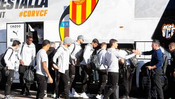 La plantilla del Valencia, antes de tomar rumbo desde Manises a Riad.