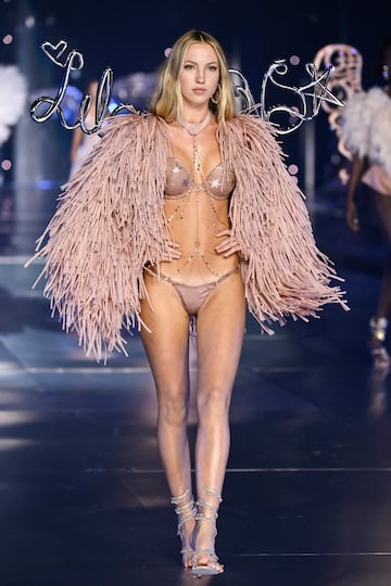 Lila Moss durante el desfile de Victoria's Secret Fashion Show en Brooklyn.