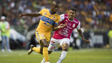 Action photo during the match Leon vs Tigres UANL, corresponding to the Round 13 of the Apertura 2017 Liga BBVA Bancomer the MX at Nou Camp -Leon- Stadium.
 
 Foto de accion durante el partido Leon vs Tigres UANL, Correspondiente a la Jornada 13 del Torneo Apertura 2017 de la Liga BBVA Bancomer MX, en el Estadio Nou Camp -Leon-, en la foto: Enner Valencia y Alexander Mejia
 
 
 14/10/2017/MEXSPORT/Omar Martinez.