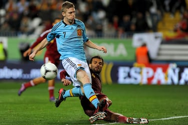 Promocionado por Joaquín Caparrós durante su etapa en el Athletic. Debutó contra Venezuela en 2012 en un partido que terminó 5-0. Amorebieta, que jugó con la ‘vinotinto’, fue expulsado. Sacrificado, buen asistente y géneros. Dos veces internacional. 
