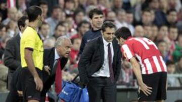 Ernesto Valverde da instrucciones a Susaeta durante el encuentro correspondiente a la octava jornada. 