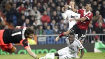 PARADAS DECISIVAS. En la segunda parte, Casillas hizo dos paradas que valieron parte de la clasificación. La primera a Krohn-Dehli (77') y la segunda a Augusto (77').