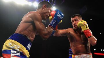 Vasyl Lomachenko (golpea con dureza a Miguel Marriaga durante su combate en Los &Aacute;ngeles por el mundial WBO.