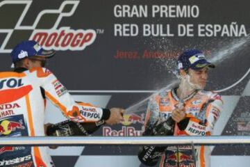 Dani Pedrosa y Marc Márquez celebran la primera y segunda, respectivamente, en el Gran Premio de España.