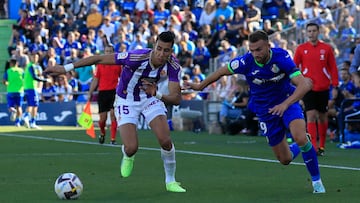 GETAFE(MADRID), 01/10/2022.- El delantero del Getafe Borja Mayoral y el defensa del Valladolid Jawad El Yamiq, durante el partido de la jornada 7 de LaLiga Santander en el Coliseum Alfonso Pérez de Getafe.- EFE/Fernando Alvarado
