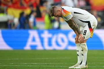 Toni Kroos se lamenta tras finalizar el partido.