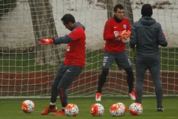 La selección chilena completa poco a poco su contingente.