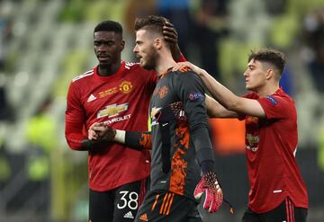 David de Gea es consolado por sus compañeros.