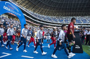 Los niños protagonizaron los protocolos de la jornada 16