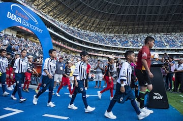 Los niños protagonizaron los protocolos de la jornada 16