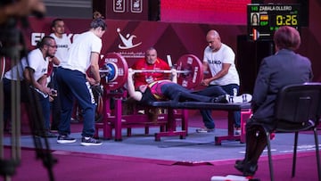 Loida Zabala levanta las pesas durante su participación en los Mundiales Paralímpicos de Halterofilia de México.