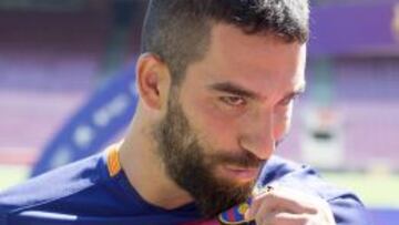 Arda besó el escudo del Barça