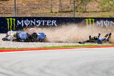 Fermín Aldeguer (BK8 Gresini Racing MotoGP) y Marco Bezzecchi (Aprilia Racing) sufren una caída durante la carrera al sprint del Gran Premio de Cataluña que se disputa en el circuito de Barcelona-Cataluña en Montmeló.