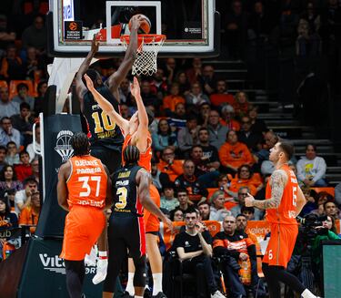 El Olympiacos gana en su jardín