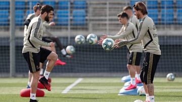 El Real Madrid en uno de sus últimos entrenamientos, ejercitándose en grupo con balón.