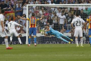 El portero del Valencia Diego Alves detiene el penalti lanzado por el delantero portugués del Real Madrid Cristiano Ronaldo