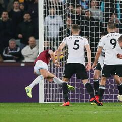 El gol 200 de Chicharito en su carrera llegó con la mano