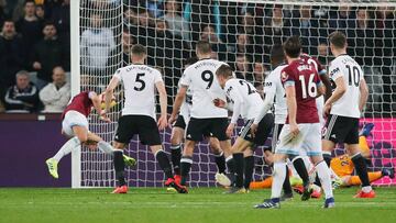 El gol 200 de Chicharito en su carrera llegó con la mano