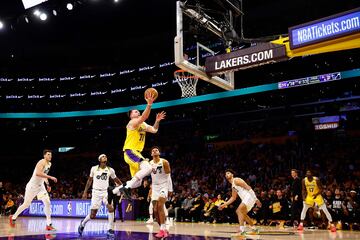 Entrada a canasta del jugador esloveno de Los Angeles Lakers.