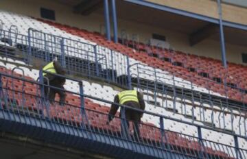 Vigilantes revisan las gradas del estadio Vicente Calderón, en Madrid, antes del partido de la decimoquinta jornada de Liga de Primera División entre el Atlético de Madrid y el Villarreal, con medidas de seguridad para controlar el acceso de pancartas y lemas del Frente Atlético.