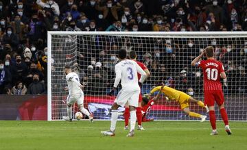 Benzema aprovechó un error de Bono para hacer el 1-1.