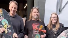 Tony Hawk con la tabla de skate de Jeff Phillips pintada en 1980 por Kurt Cobain con el logo de Iron Maiden. Con su hermana y con su propietario, Cameron Moss. 