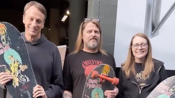 Tony Hawk con la tabla de skate de Jeff Phillips pintada en 1980 por Kurt Cobain con el logo de Iron Maiden. Con su hermana y con su propietario, Cameron Moss.