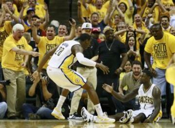 Pacers 99 - Heat 92 (2-2). Los jugadores de Indiana Pacers, Lance Stephenson y Ian Mahinmi, celebran una canasta.
