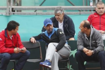 Iquique, 13 de Julio 2016.
Tenis, Copa Davis.
Marcelo Rios conversa con Ulices Cerda, durante el entrenamiento de Chile en el Centro Recreacional del Ejercito Huayquique, antes de la segunda ronda del Grupo I contra Colombia en Copa Davis. 
Alex DÃ­az DÃ­az/Photosport.