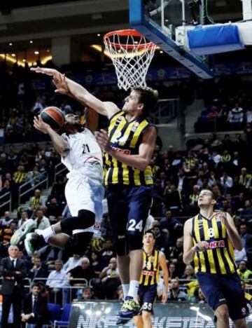 Tony Taylor, del PGE Turow, trata de anotar ante la defensa de Jan Vesely, del Fenerbahce Ulker.