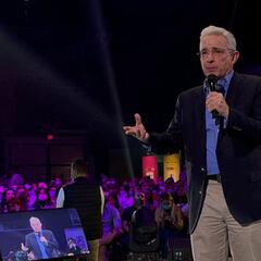 La curiosa escena de Álvaro Uribe: charló con dos estatuas y les pidió el voto