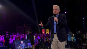 La curiosa escena de &Aacute;lvaro Uribe: charl&oacute; con dos estatuas y les pidi&oacute; el voto