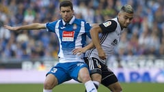 Aar&oacute;n Mart&iacute;n, jugador del Espanyol, y Andreas Pereira, del Valencia, en un partido de LaLiga Santander. 