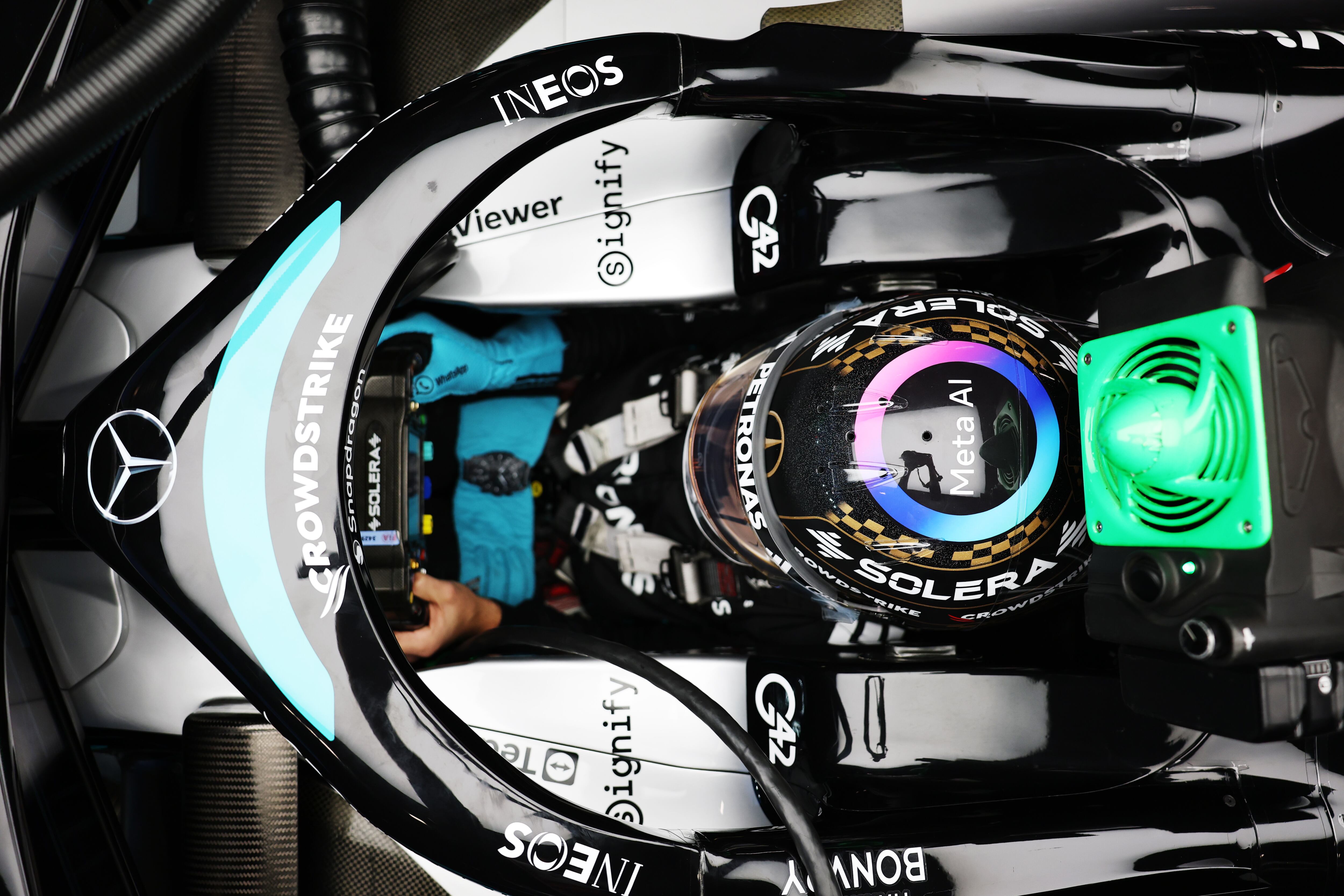 George Russell, de Gran Bretaña, y el equipo Mercedes AMG Petronas F1 antes del inicio de la carrera del Gran Premio de Las Vegas.