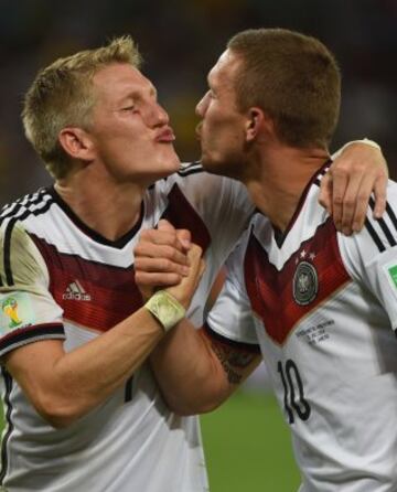Un Mundial no se gana todos los d¨ªas, as¨ª que Bastian Schweinsteiger y Lukas Podolski se pusieron de lo m¨¢s acaramelados tras ganar a Argentina en el Mundial de 2014.
